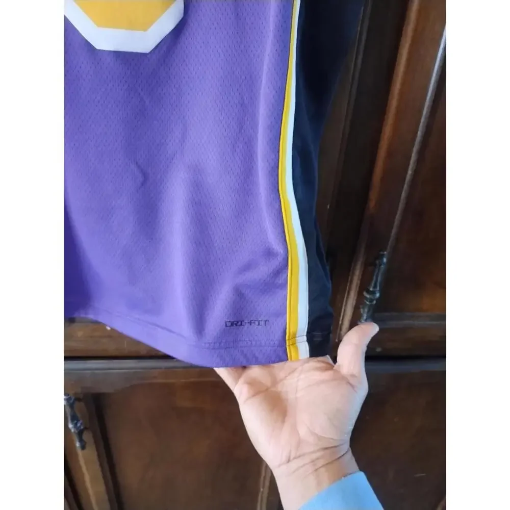 Los Angeles Lakers LeBron James size medium‎ Jersey